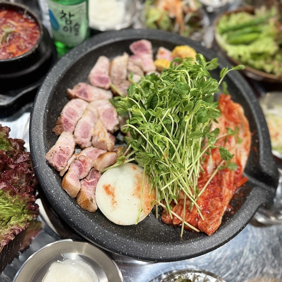 肉汁溢れるサムギョプサルが名物！サムギョプサルにピッタリなお通しは食べ放題♪