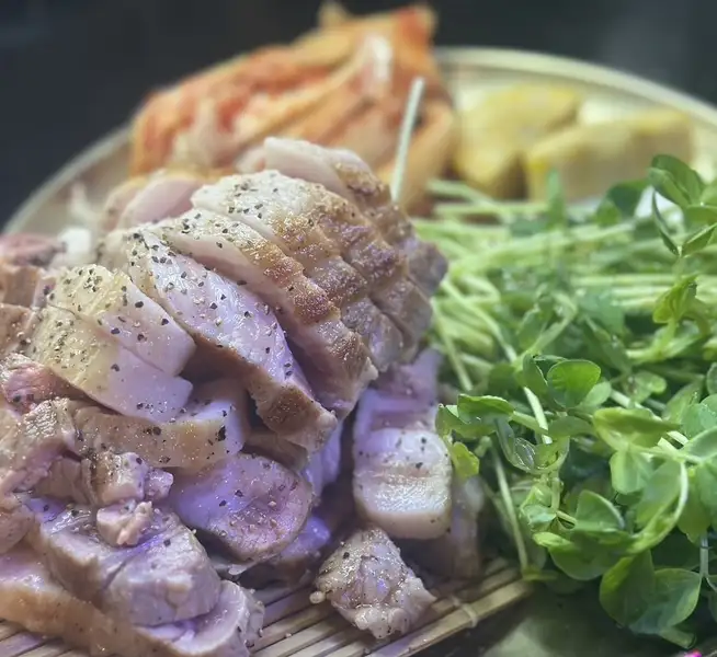 【◆豚 is 赤黒名物！◆】当店自慢のジューシーな「サムギョプサル」