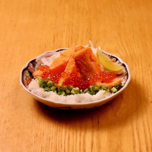 レアサーモンフライ　いくらおろしかけ