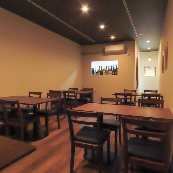 落ち着いた雰囲気の店内は、シンプルで温かみのある内装が特徴です。壁に並ぶ日本酒の瓶が、お酒好きには嬉しい雰囲気を演出◎貸切は、12名～20名様までご利用いただけます♪テーブルをつなげることもできますので、グループでのお食事にもぴったり☆