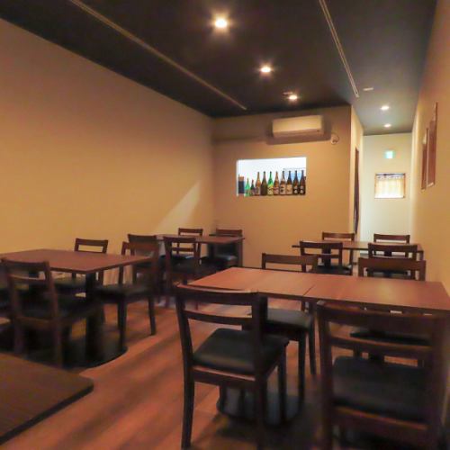 <p>落ち着いた雰囲気の店内は、シンプルで温かみのある内装が特徴です。壁に並ぶ日本酒の瓶が、お酒好きには嬉しい雰囲気を演出◎貸切は、12名～20名様までご利用いただけます♪テーブルをつなげることもできますので、グループでのお食事にもぴったり☆</p>