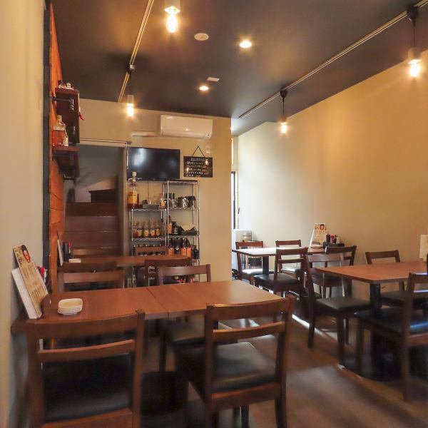 ゆったりとくつろげる店内は、たくさんのお客様で賑わっております♪広々としたスペースになっており、開放感のあるどこか懐かしい空間です。少人数での飲み会、ご家族でのお集まり、女子会など…多彩なシーンにご利用いただける居心地の良いお店です♪