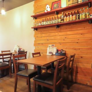 <1階>【2～4名様】少人数のグループでのご来店にぴったり★お友達同士でのカジュアルな飲み会や、飲み歩き途中のもう一軒という場面など、気軽に普段使いでお立ち寄りいただける雰囲気のお店です。少し狭くなりますが、テーブルを繋げると10名様までご利用いただけます！