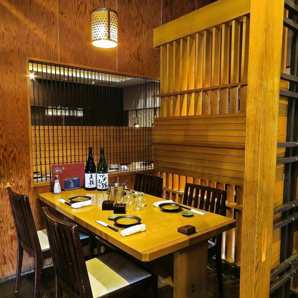 It is a private room with the door closed and feels like a hideaway ☆ It can accommodate up to 4 people, so please use it for small gatherings.