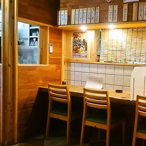 カウンター席は4席。常連さんにオススメなお席ですが、お1人様でしっぽりとお酒とお料理をお楽しみいただくときにはぴったりのお席です。様々なシチュエーションで様々にご利用可能です。会社宴会、同僚との一杯、ご夫婦で、旬な食材とおでんをお楽しみください◎