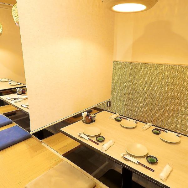 和の雰囲気漂うお部屋は、落ち着いた色合いと木の温もりが特徴です。ゆったりとした座敷席は掘りごたつもあり、4名様や6名様用のお席にもなるので、リラックスしてお食事を楽しめます。友人や家族と特別なひとときを過ごすのに最適です。
