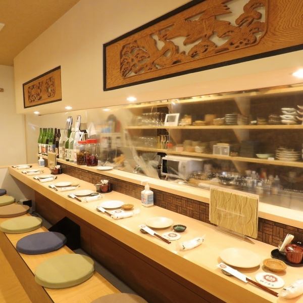 温かみのある木のカウンターが特徴。職人の技が光るカウンター席からは、料理人の手さばきを間近で楽しめます。お1人での飲みやデート、サシ飲みでのご利用にもオススメ◎友人や大切な人と、特別な時間を過ごすのにぴったりの場所です。