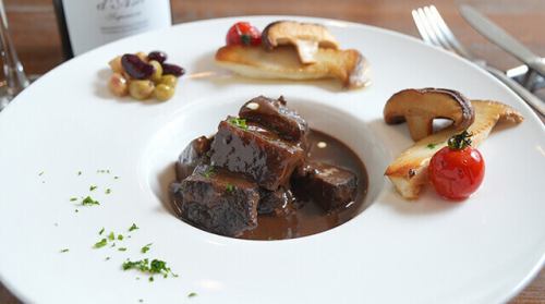 【名物】じっくり2日間かけて仕上げた、牛ホホ肉の赤ワイン煮込み