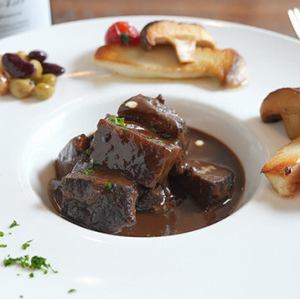 牛ホホ肉の赤ワイン煮込み