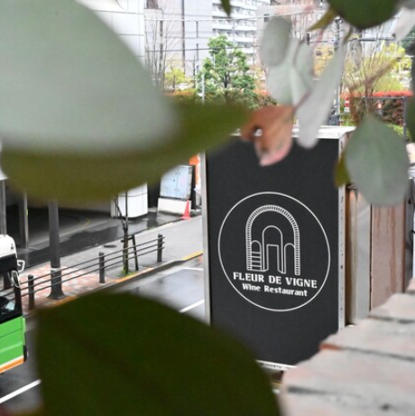 料理人歴15年、フレンチの名店で修業を重ねたシェフが腕を振るいます。南フランス風の魚料理やお肉料理をメインに、湘南直送の野菜を使ったサラダ、シェフが手掛ける焼き立てパンや自家製デザート等をご提供。60種類ほどのフランス産ワインとのペアリングもお楽しみください。