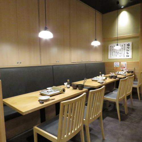 広々としたオシャレで温もりを感じられる店内