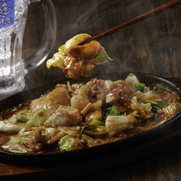 ぷりっぷりな食感と甘い脂のとろける旨味「とろ旨もつ焼き鉄板」