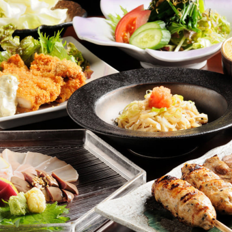 【性價比◎】8道菜主菜可供選擇，包括什錦烤雞肉串。3小時無限暢飲3,000日元。
