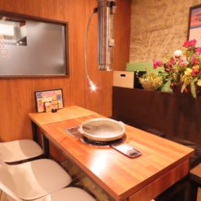 デートや友人との食事にもご利用可能です♪お席の配置は変更可能ですので2名様～10名様程度まで幅広く対応致します！！また、歓送迎会用のコースもありますので歓迎会・送別会などにもお使い下さい♪