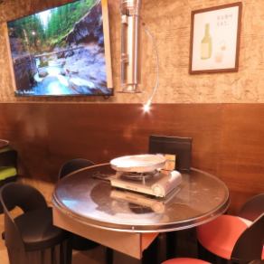 円卓席ではお互いの顔を合わせて食事と会話が楽しめます！！韓国ではカップルがテーブルを囲んで食事をするのが一般的で本場韓国のスタイルを取り入れた落ち着く雰囲気になっております♪店内はフロアをい渡せるので、小さいお子様連れのご家族の方でも安心して来店する事ができます！