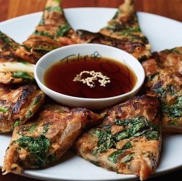 リューム満点の韓国料理を揃える当店のチヂミはなんと14種類！野菜をたっぷり使用した定番から、桜えびと玉子の風味豊かな一品まで、バラエティ豊かにご用意♪やみつきになる美味しさです◎分厚くもちもちした生地が特徴で、食べ応えも抜群！テイクアウトも可能なので、お気に入りの味を自宅でもどうぞ。