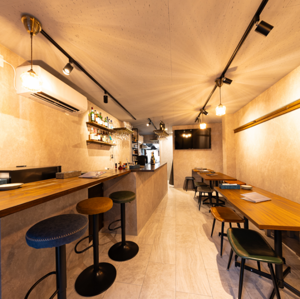 当店は1名様からのご来店を歓迎しておりますので、気軽にお立ち寄りください。また、14名から20名までの貸切にも対応可能です。友人や同僚との集まり、特別なイベントにぴったりな空間をご用意。どんなシーンでも、心温まるおもてなしと美味しい料理でお迎えします。