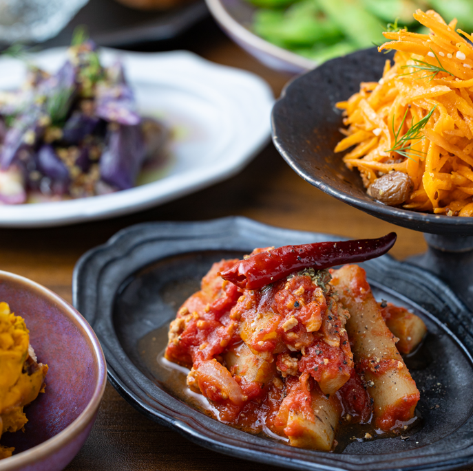 落ち着いた雰囲気の店内でごゆっくり料理をお楽しみください。