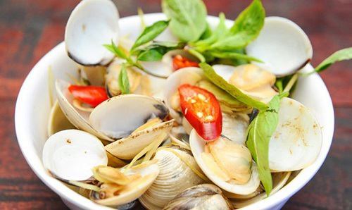 Steamed clams with lemongrass and sake