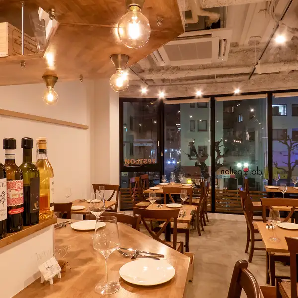 木の温もりを感じる落ち着いた店内。お昼は開放感があり、夜は暖かい雰囲気の店内に…カウンター席で気軽にワインを楽しむも良し、テーブル席でゆったり食事を楽しむも良し。暖かく洗練された空間で、特別なひとときをお過ごしください。デートのご利用や少人数でのご利用に最適です◎