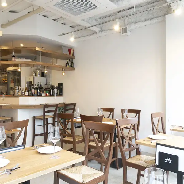 賑やかで温かみのある雰囲気の当店。大きな窓があり、こじんまりとしながらも開放感の感じられる空間です。会話も楽しめるカウンター席、組み合わせると10名以上の団体様でもご利用可能なテーブル席をご用意◎お一人様の利用から、ご友人や家族とのお食事、女子会など幅広いシーンにご活用頂けます◎