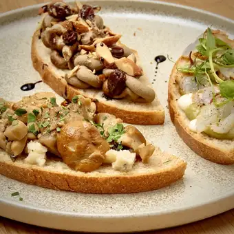 《ブルスケッタ》鶏レバーペースト レーズンとアーモンドのせ
