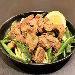 ホロホロ牛タンと九条ネギの鉄板焼き