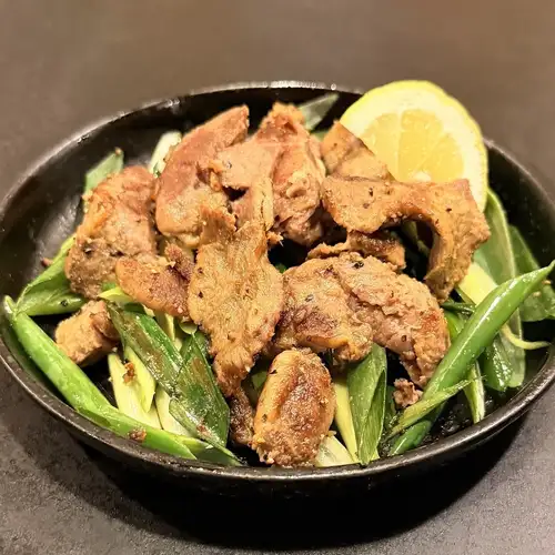 ホロホロ牛タンと九条ネギの鉄板焼き