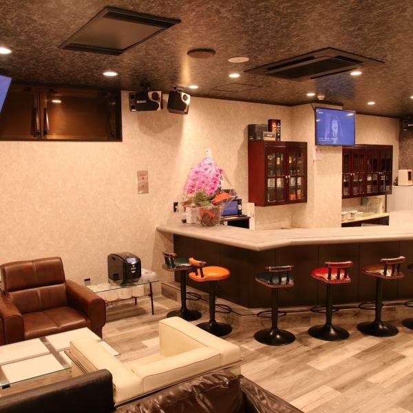 [Reserve this stylish, hidden bar for yourself! For 18 people or more◎] A hidden bar where you can enjoy karaoke with your friends while enjoying drinks and food♪ For parties of 10 or more people, you can reserve a box seat for private use☆ We also offer courses with all-you-can-sing karaoke and all-you-can-drink◎ It can be used for a wide range of purposes, such as welcoming and farewell parties, class reunions, and other banquets!