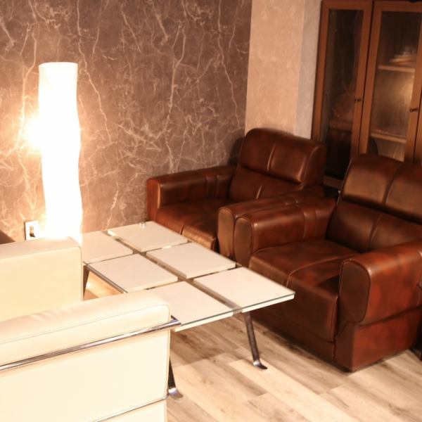 [A chic monochromatic interior♪ The sofa seats are spacious◎] Sofa seats for 12 people◆During the day, the white interior creates a bright and refreshing atmosphere♪In the evening, when the karaoke bar is open, the indirect lighting creates a calm atmosphere♪Equipped with spacious sofa seats, it is perfect for lunch or girls' night out!In the evening, it is perfect for dates, group dates, and karaoke to your heart's content◎