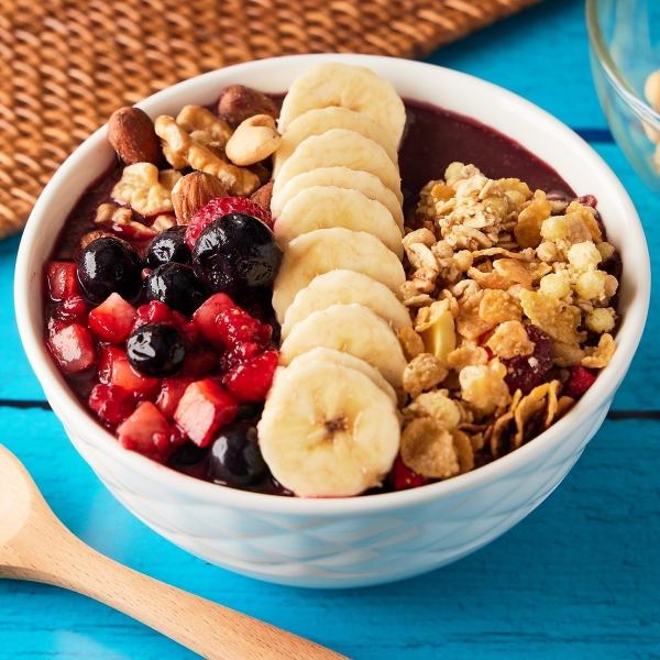 [Food that is also popular for health and beauty!] Most popular among women ☆ "Banana and 4 kinds of berry acai bowl" 1,200 yen (tax included)