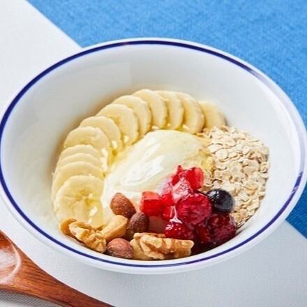 [The chewy and creamy texture is very popular ☆] "Banana and four kinds of berry Greek yogurt" 1,300 yen (tax included)