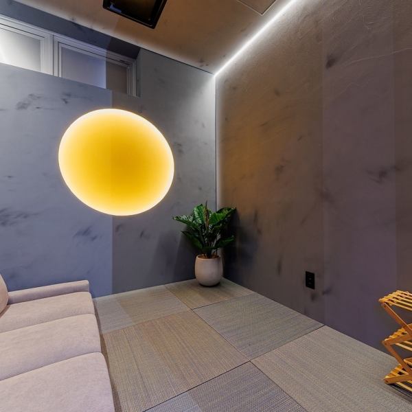 プライベートな時間を過ごせる個室が6室あり、全席ソファー席でゆったりとくつろげます。デートや特別な時間にもぴったり。香り豊かなシーシャを楽しみながら、ゆっくりと会話や食事を堪能できる、大人のための癒しの空間です◎