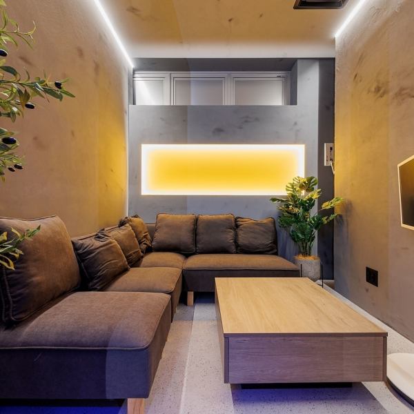 カラオケ付きの個室が2部屋あり、最大10名まで利用可能。VIP料金は1室7000円ですが、10人で利用すれば一人あたりわずか700円と、一般的なカラオケよりもお得に楽しめます。小規模な宴会にも最適で、プライベートな空間で音楽と会話を思う存分楽しめる、特別感のある贅沢なひとときをお過ごしいただけます！