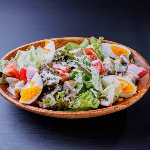 グリルチキンとロメインレタスのサラダ