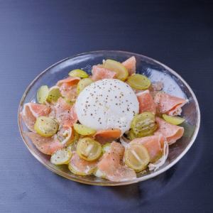 季節果実とブラータチーズの生ハム仕立て