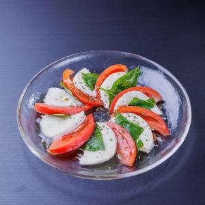 特製カプレーゼ 自家製バジルソース