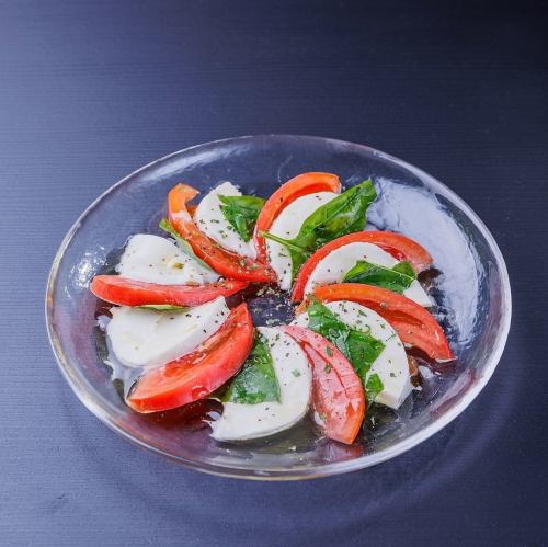 特製カプレーゼ 自家製バジルソース