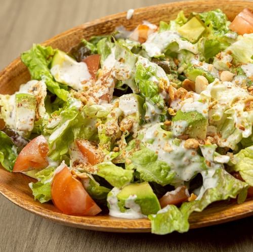 アボカドとナッツ香るシーザーサラダ