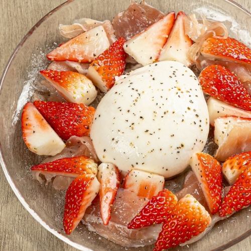 【目で見て味で楽しむ♪】季節果実とブラータチーズの生ハム仕立て/1800円(税込)