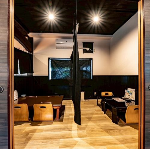 当店では、4~6名様掛けの掘りごたつの個室を2席ご用意しております。グループでお越しのお客様にぴったりです。個室なので、仲間内でわいわい盛り上がっても問題ありません。