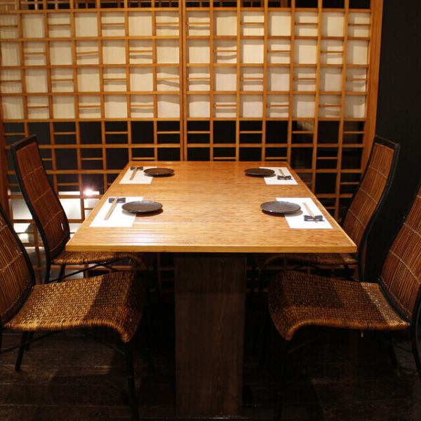 [Table seating for 4 people x 2 tables] These seats have a uniquely Japanese feel and are comfortable and relaxing with the warmth of wood.When you're with close friends, you'll find yourself eating chopsticks and drinking more than usual.The layout can be changed to suit the number of people, so it can accommodate up to 8 people.It is separated by an enclosure so you can relax in a semi-private space.