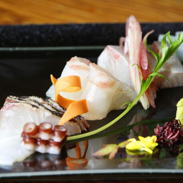 [A selection of carefully selected ingredients sourced from the market♪ A must-have menu for parties] "Assorted sashimi" made with the bounty of the sea and prepared by artisanal skill