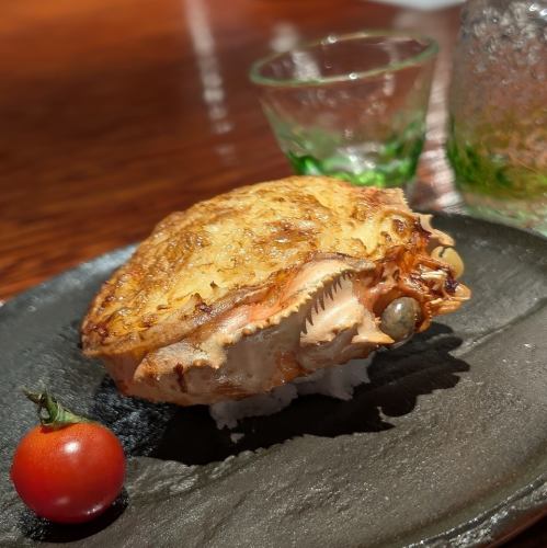 【豊富なメインメニューも魅力的。感動の味わいを体感してください♪】カニの甲羅焼き