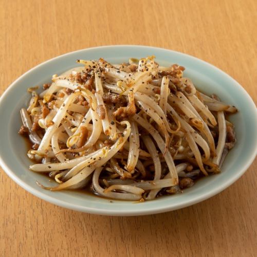 Stir-fried meat and bean sprouts