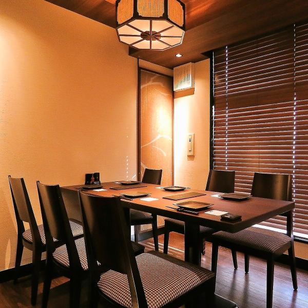 【仲の良いご友人・知人様とのお食事に最適な個室席】ゆったりお過ごし頂ける個室席を完備しており、広々とした空間でのお食事とお酒をお愉しみいただけます。お料理やお酒も豊富にご用意しておりますので、飲み会やお食事の席に最適です。