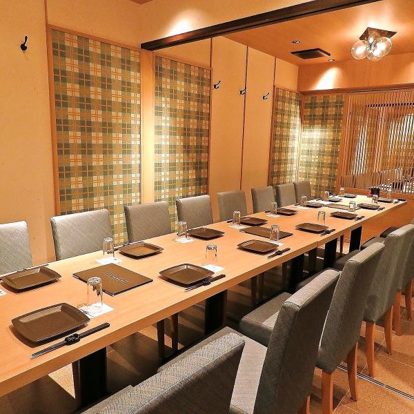 【個室完備】 ご宴会は『新潟南口駅前店』にお任せください！大人数様向けの大型個室では、ゆったりとした楽しいひと時をお過ごしいただけます。中小規模のお食事にピッタリの個室もご用意しているので、ご家族でのご利用や仲間内の飲み会にも。