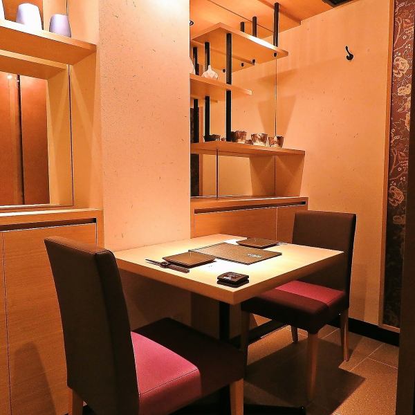 【デート・女子会にも】店内は和モダンでくつろげる空間。落ち着いた雰囲気の個室でゆったりとお過ごし頂けます。デートや記念日、接待などプライベートな飲み会にご利用ください。疲れた足を伸ばしながらお食事をお愉しみいただけます。