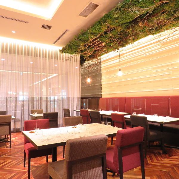 [The theme is eco-friendly food] The spacious interior has a feeling of openness.The green table seats allow you to enjoy your meal in a relaxed atmosphere.It is a space that is easy to use even in scenes such as dates and anniversaries.It is also recommended for various banquets such as girls-only gatherings and birthdays, and family gatherings.