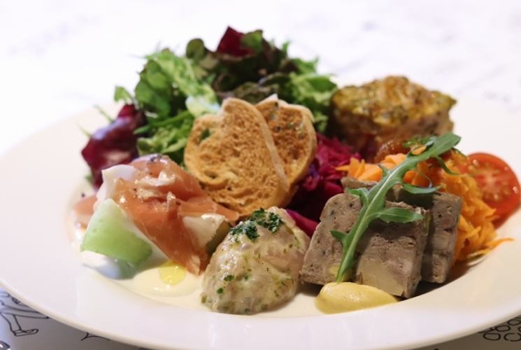 菜單 主廚 / 兩道菜套餐，包括“5種開胃菜拼盤”和“主菜肉類菜餚”